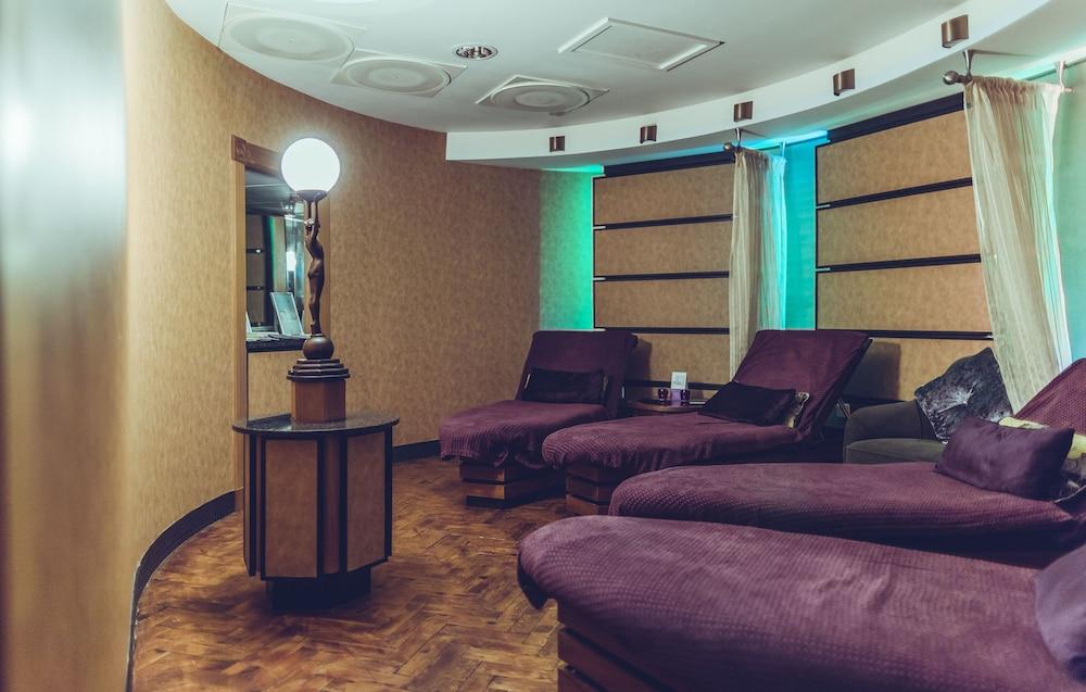 The Grand, Отель 5*